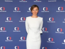 Jana Peroutková stojí a usmívá se.