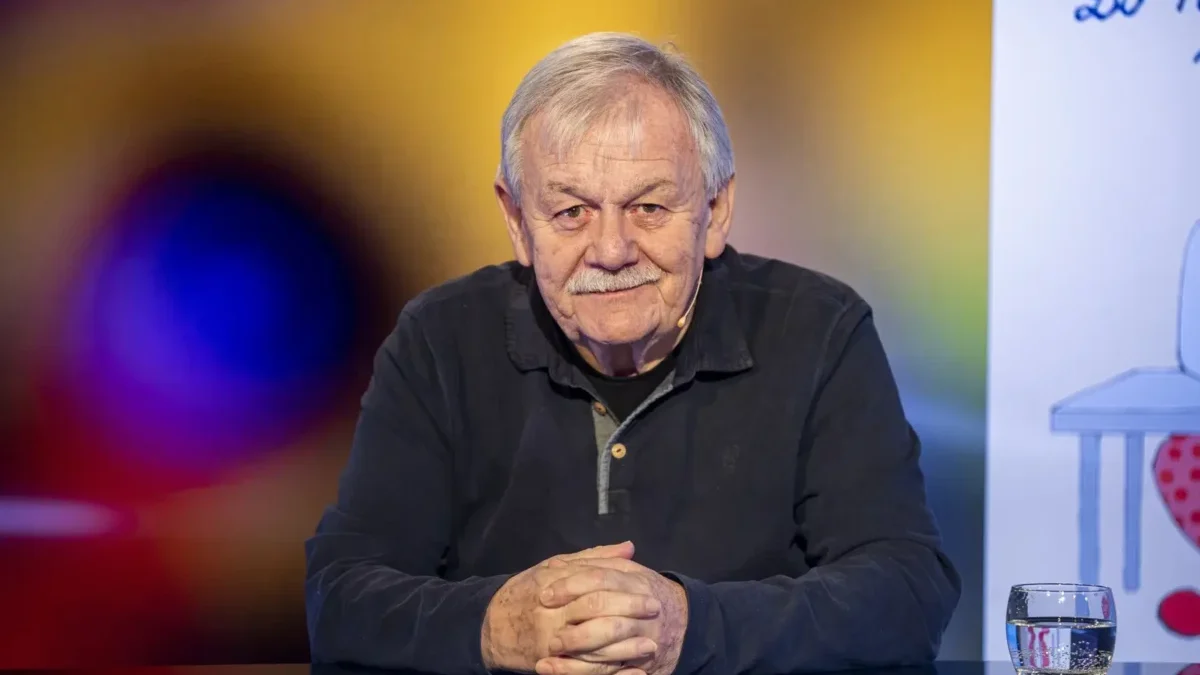 Karel Šíp sedí u stolu.