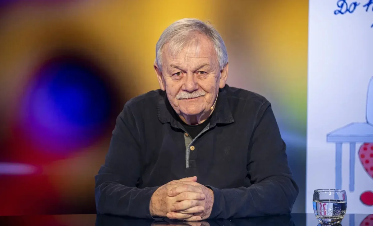 Karel Šíp sedí u stolu.