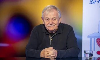 Karel Šíp sedí u stolu.