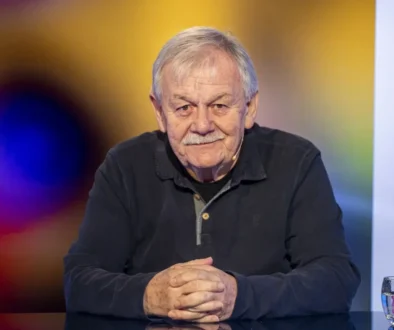 Karel Šíp sedí u stolu.