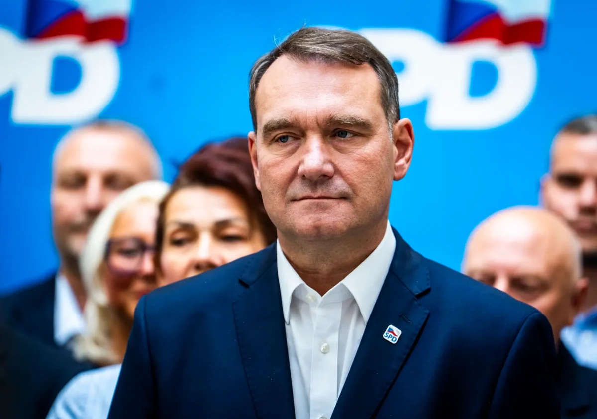 profimedia-1133058192 | TVGURU.cz Radim Fiala stojí před nápisy SPD.