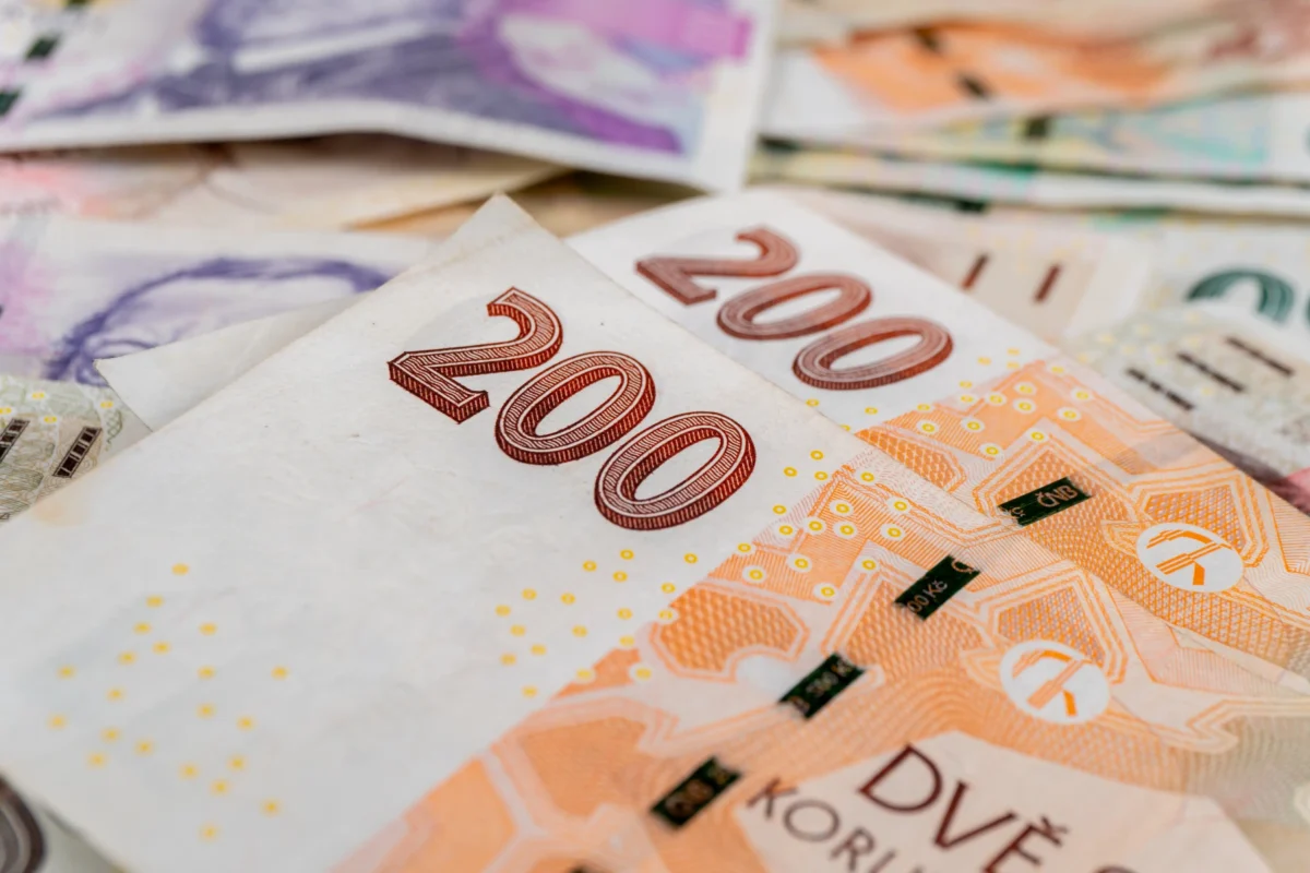 shutterstock_2394339011-2 | TVGURU.cz Na sobě leží české bankovky.