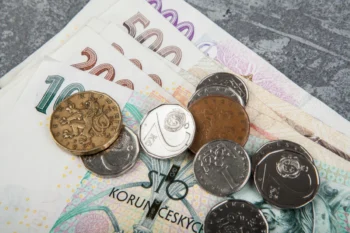 Na sobě leží kupička peněz.