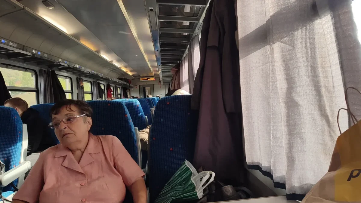 seniorka ve vlaku