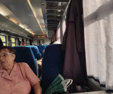 seniorka ve vlaku
