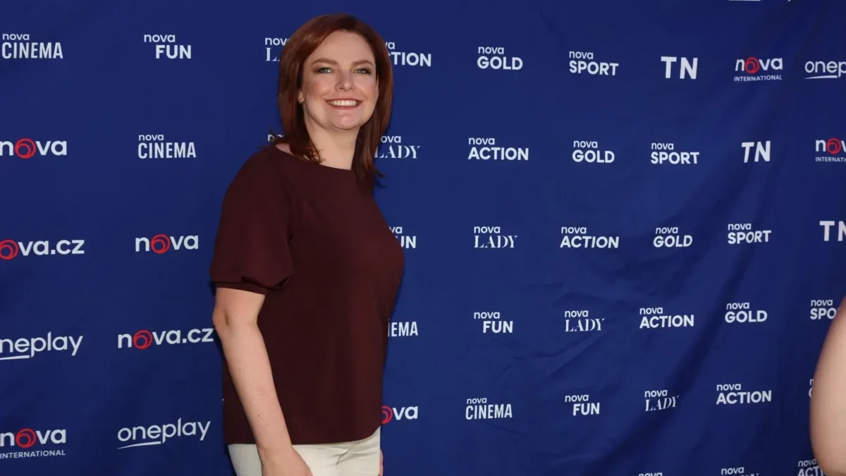 Dagmar Jandová se usmívá.