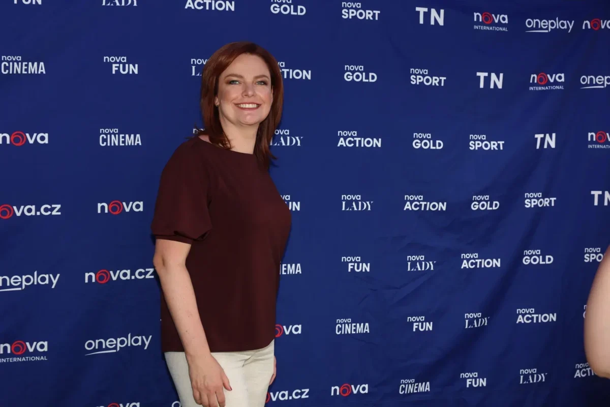 Dagmar Jandová se usmívá.
