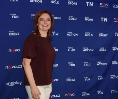 Dagmar Jandová se usmívá.
