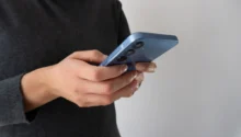 Žena je na telefonu.