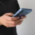 Žena je na telefonu.