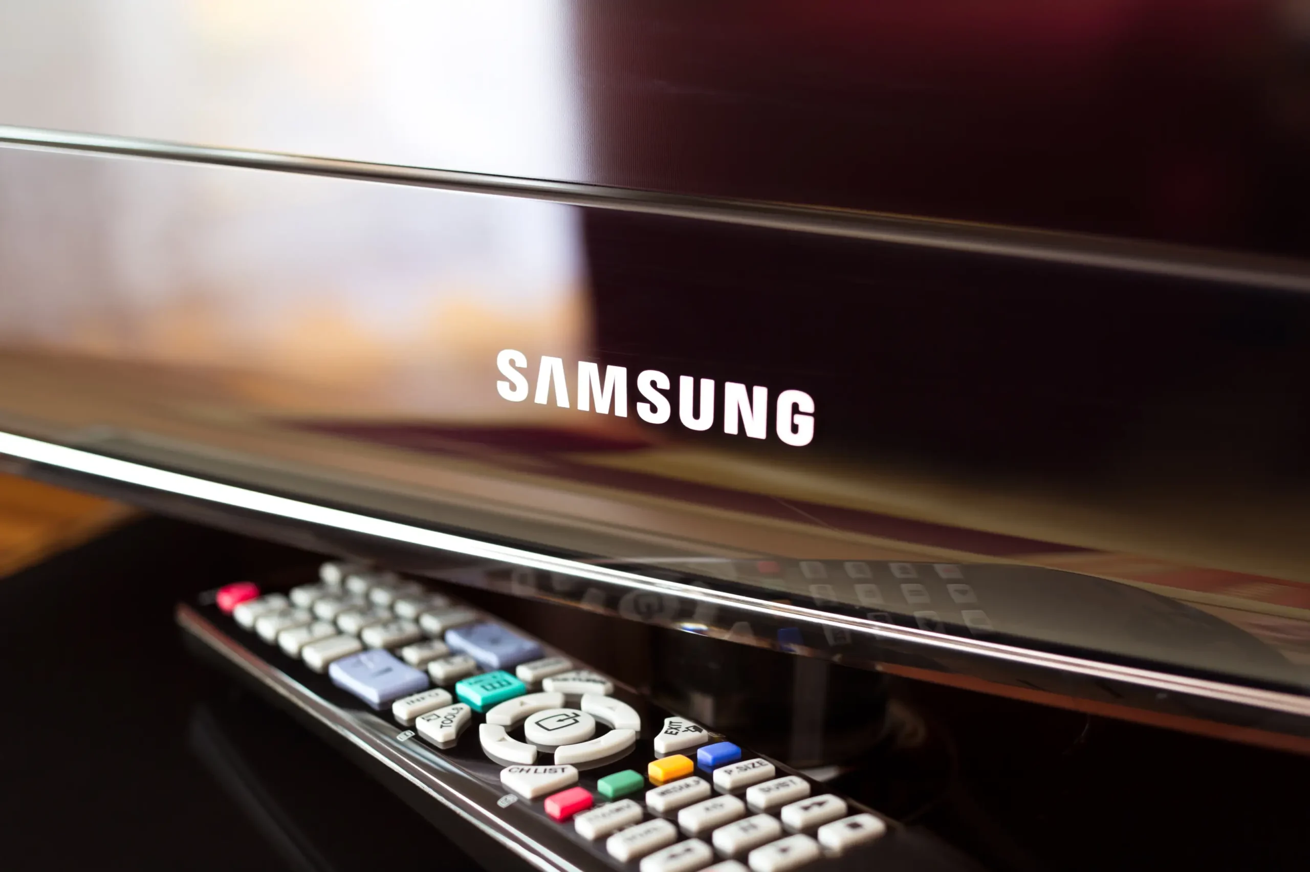 shutterstock_414219292-2 | TVGURU.cz Dálkové ovládání a televizor Samsung