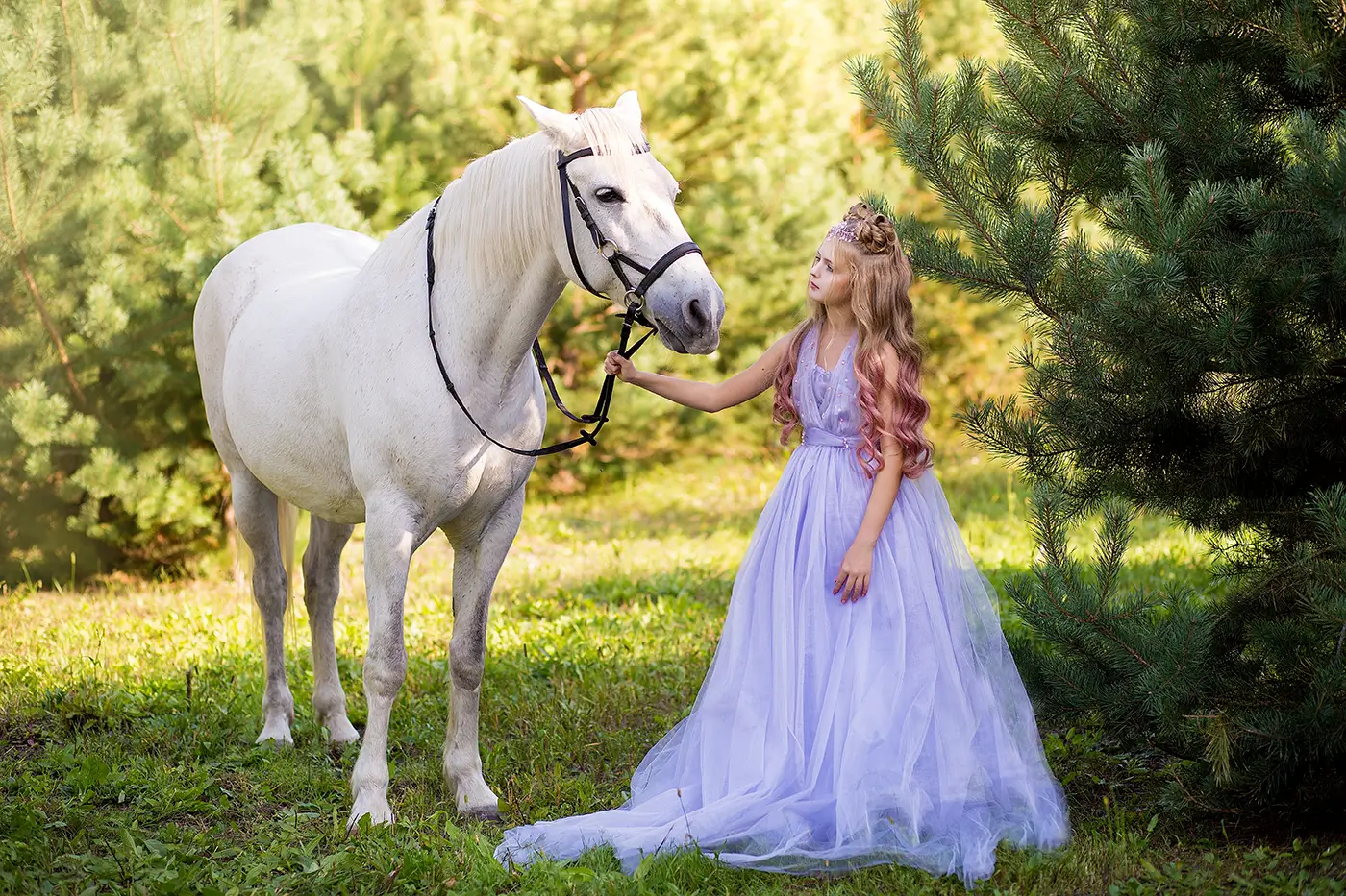 shutterstock_1213027015 | TVGURU.cz Mladá žena v princeznovských šatech stojí u bílého koně.