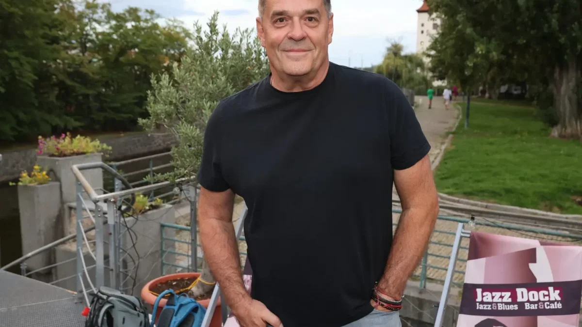 Miroslav Etzler se usmívá.