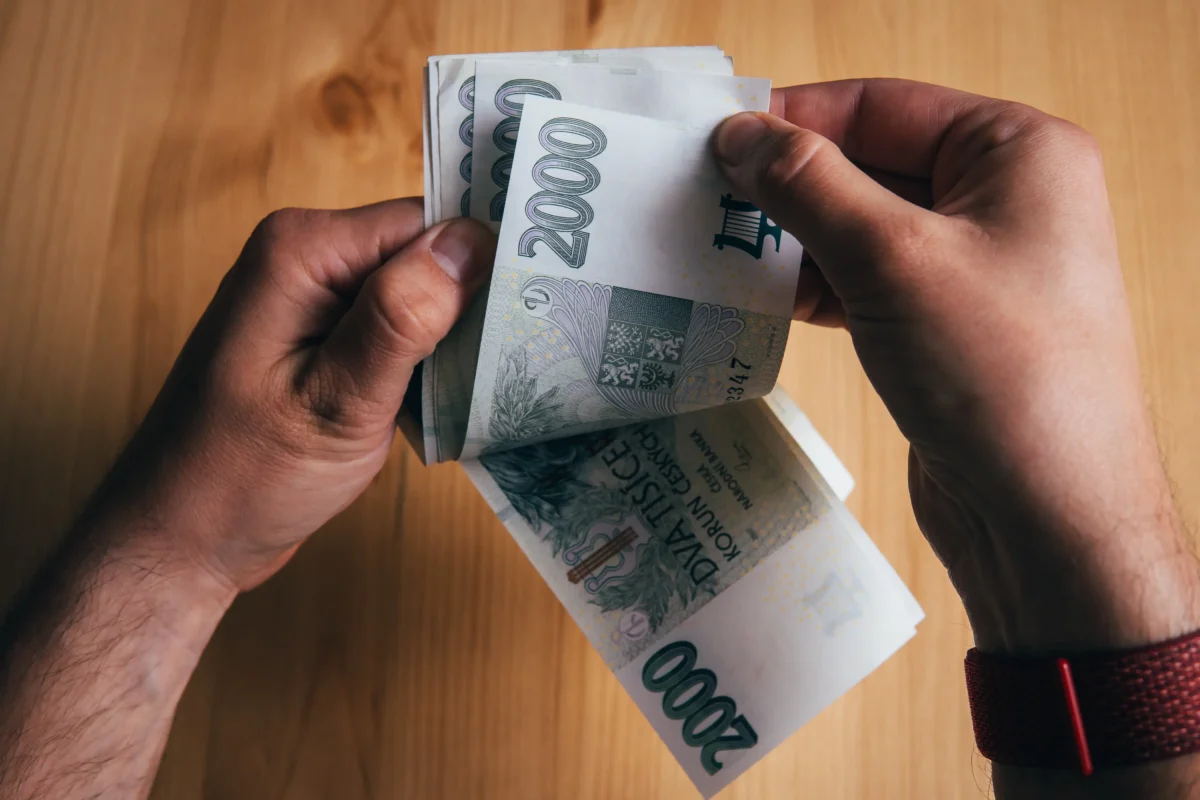 shutterstock_1732659296-2 | TVGURU.cz Muž počítá peníze.