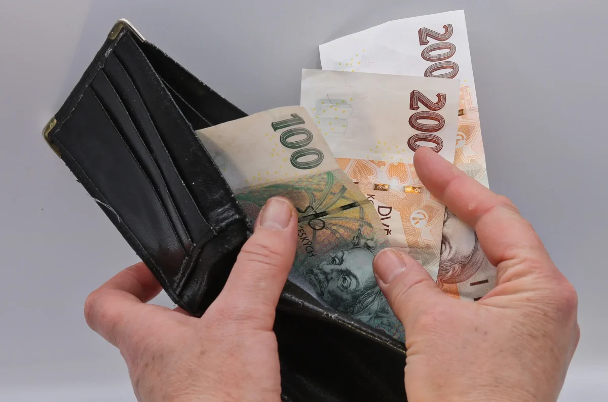 shutterstock_2270002855-2 | TVGURU.cz Člověk z peněženky vyndává bankovky.