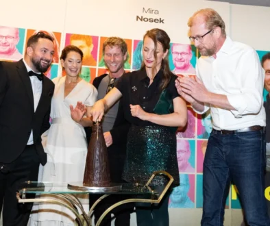 Skupina lidí, kteří jsou oblečení na party