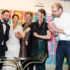 Skupina lidí, kteří jsou oblečení na party