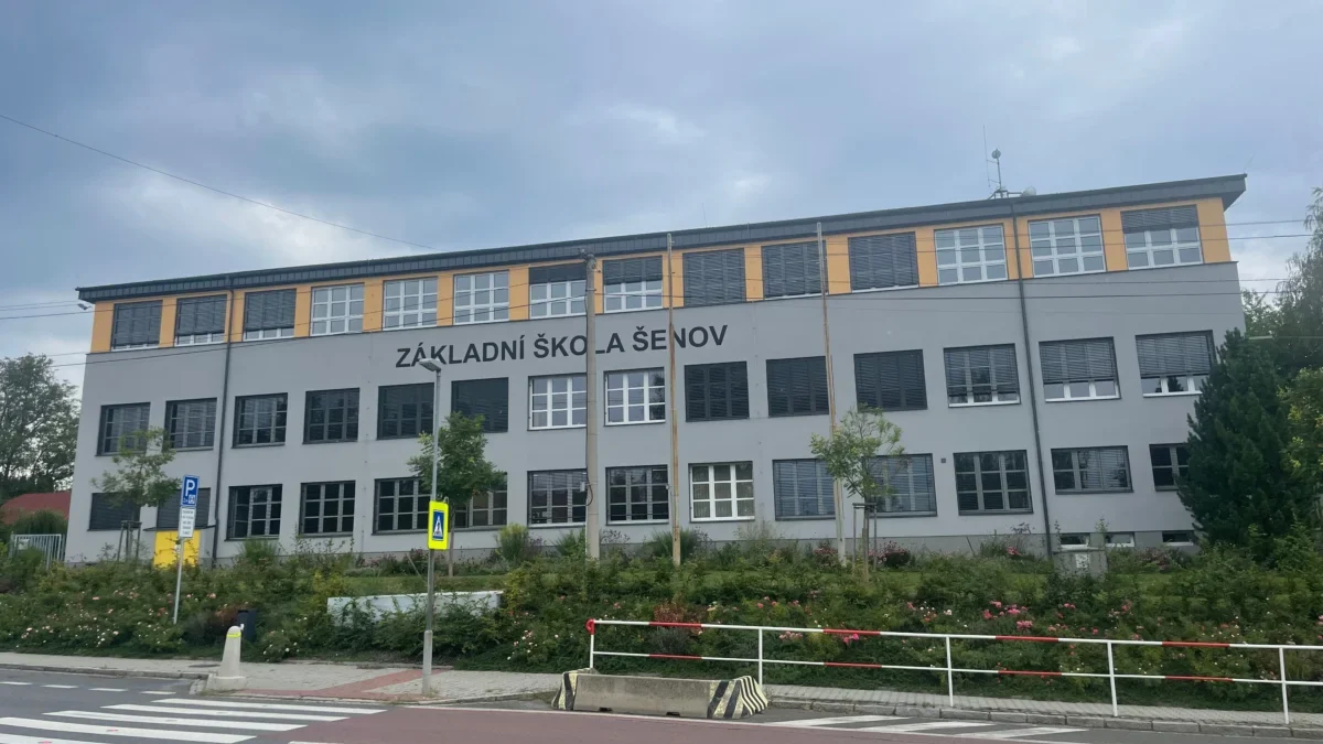Budova s nápisem základní škola