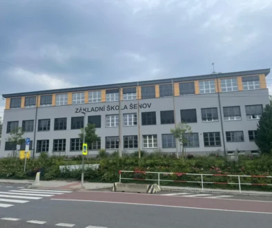 Budova s nápisem základní škola
