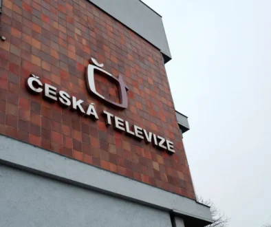 Budova z červených cihel s nápisem Česká televize