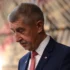 Starší muž v modrém obleku s červenou kravatou klopí hlavu a vypadá rozladěně