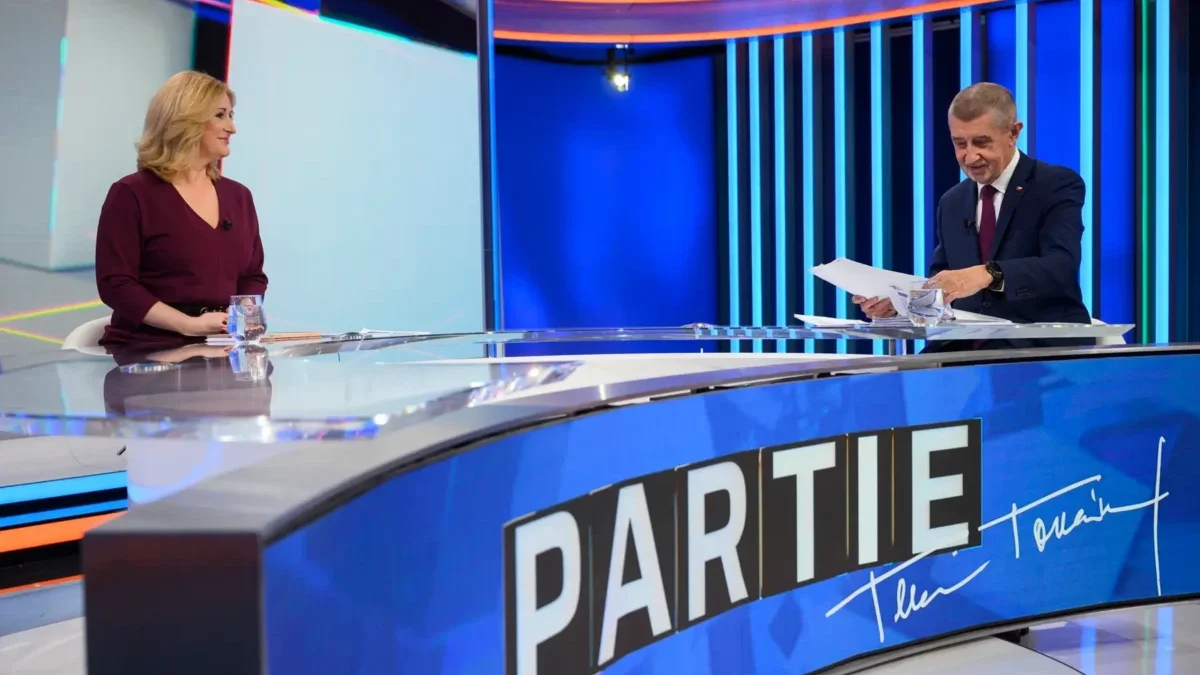 Andrej Babiš a Terezie Tománková sedí za pultem.