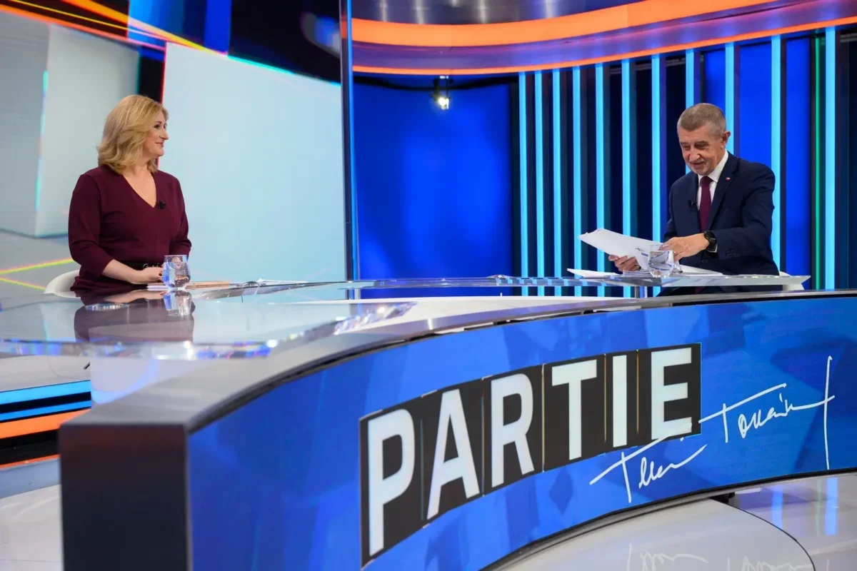 Andrej Babiš a Terezie Tománková sedí za pultem.