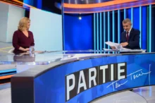 Andrej Babiš a Terezie Tománková sedí za pultem.