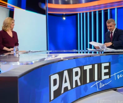 Andrej Babiš a Terezie Tománková sedí za pultem.