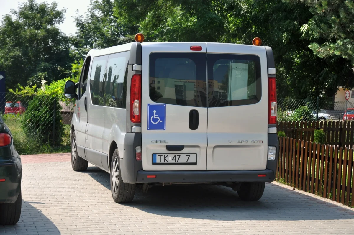 shutterstock_2006281052-2 | TVGURU.cz Auto opatřené samolepkou vozíčkáře