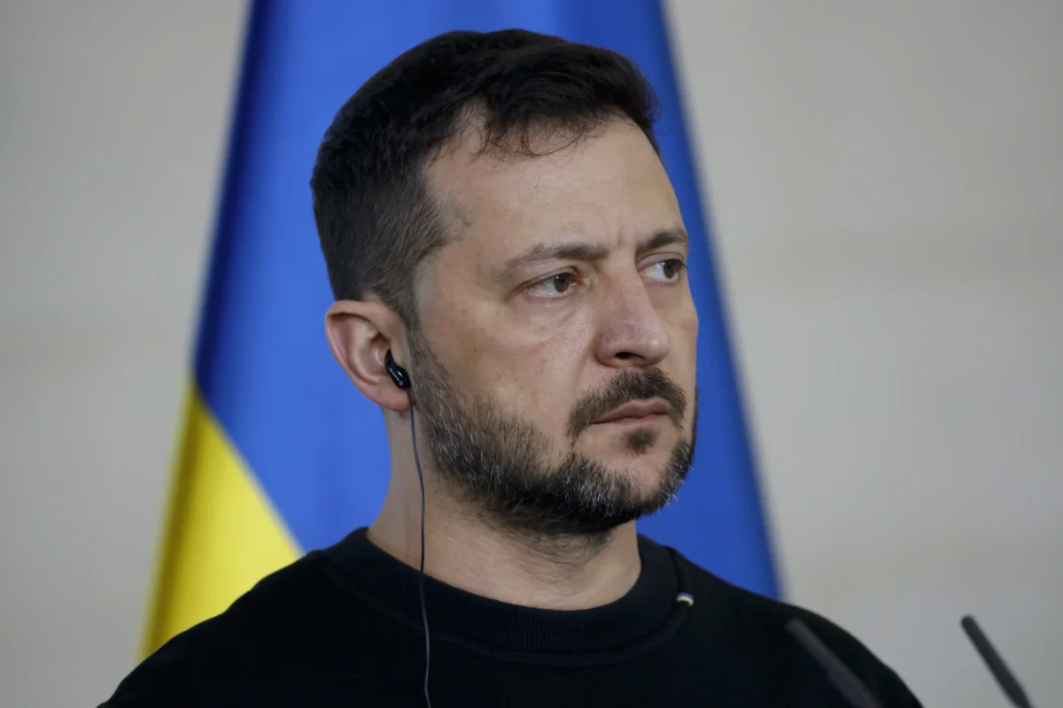shutterstock_2529374241-2 | TVGURU.cz Volodymyr Zelenskyj se dívá do strany.