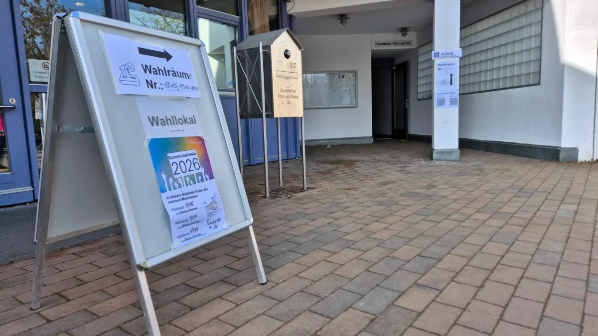 A freestanding election sign outside a building pointing voters to polling rooms (Wahlräume).