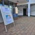 A freestanding election sign outside a building pointing voters to polling rooms (Wahlräume).