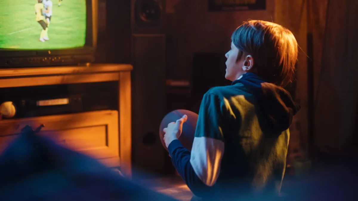 V minulosti převládalo sledování klasického televizního vysílání. Zdroj: Shutterstock | TVGURU.cz Kluk dívající se na televizi