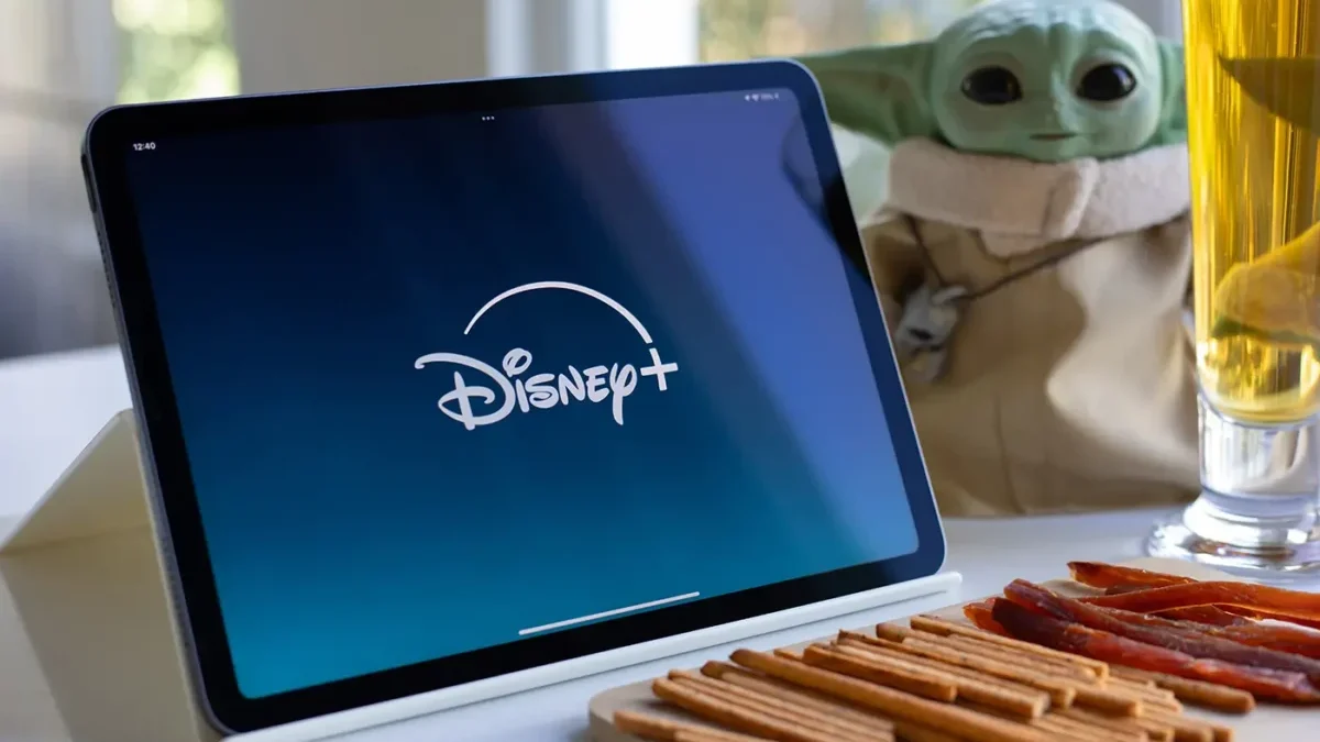 Na stole leží otevřený notebook s logem streamovací služby