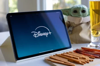 Na stole leží otevřený notebook s logem streamovací služby