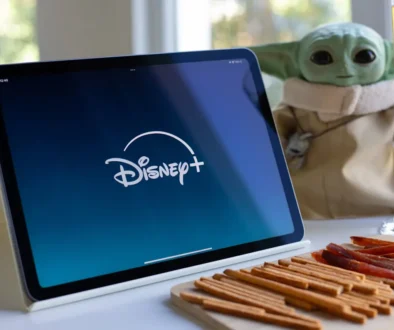 Na stole leží otevřený notebook s logem streamovací služby