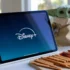 Na stole leží otevřený notebook s logem streamovací služby