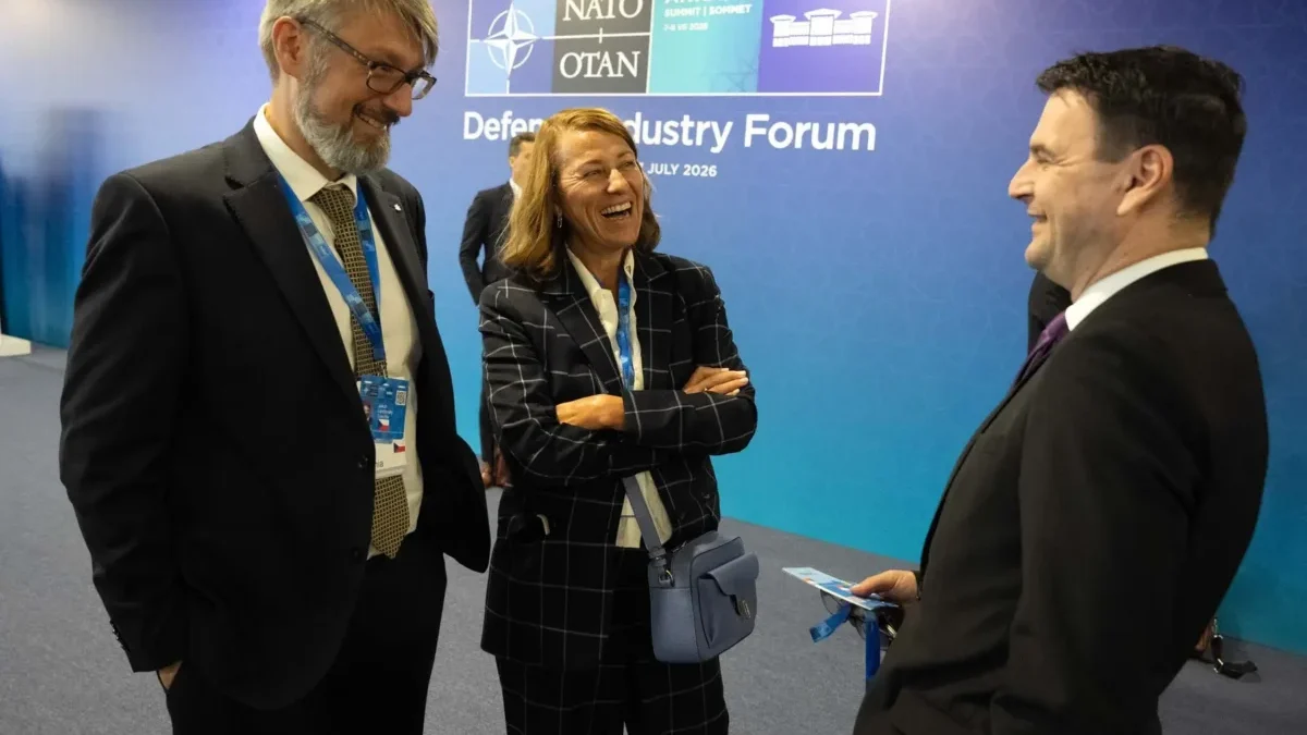 Summit NATO 2026, na kterém si povídají tři lidé.