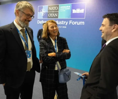 Summit NATO 2026, na kterém si povídají tři lidé.