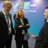 Summit NATO 2026, na kterém si povídají tři lidé.