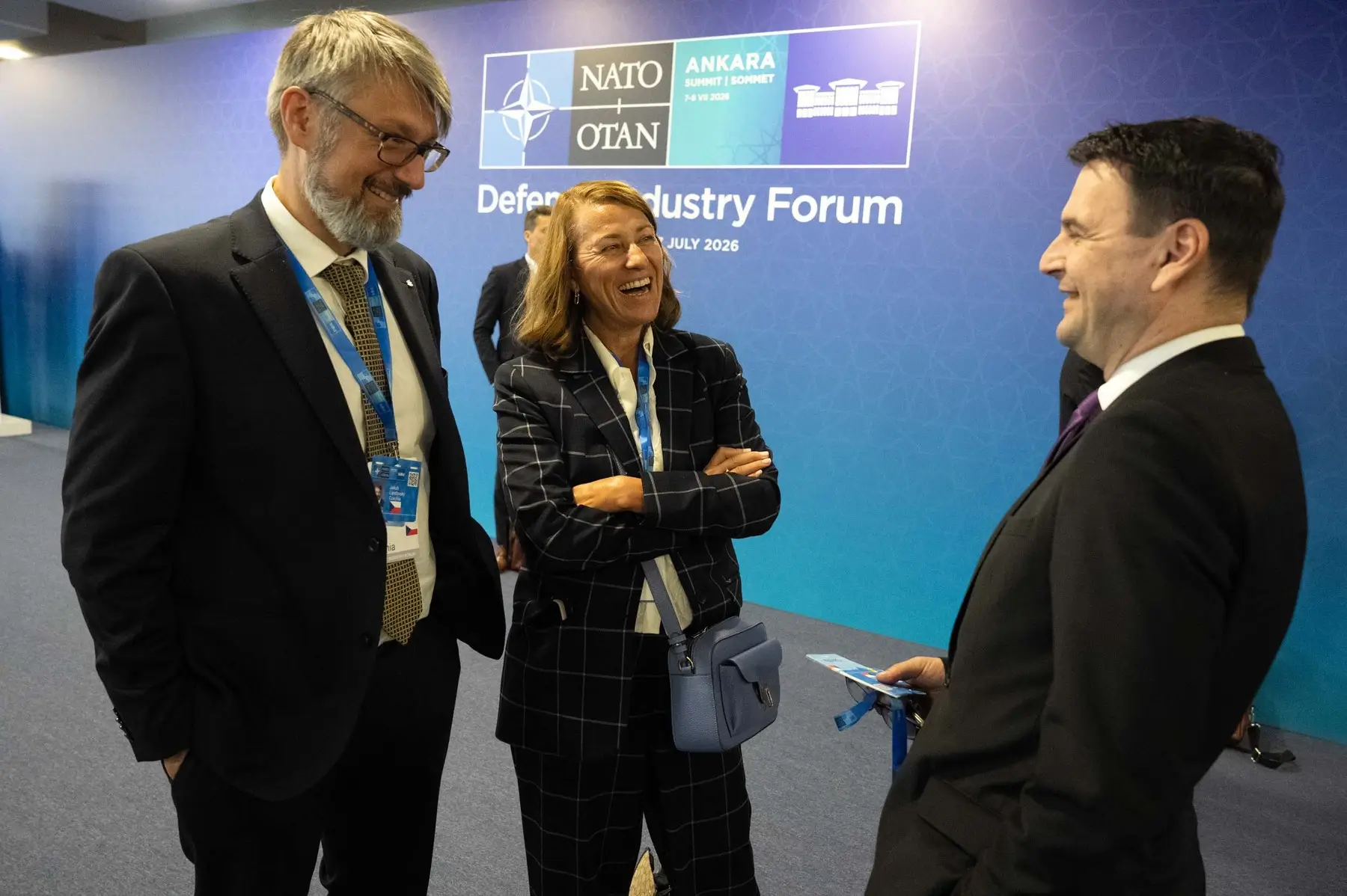 Summit NATO 2026, na kterém si povídají tři lidé.