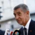 Andrej Babiš stojí u mikrofonu.