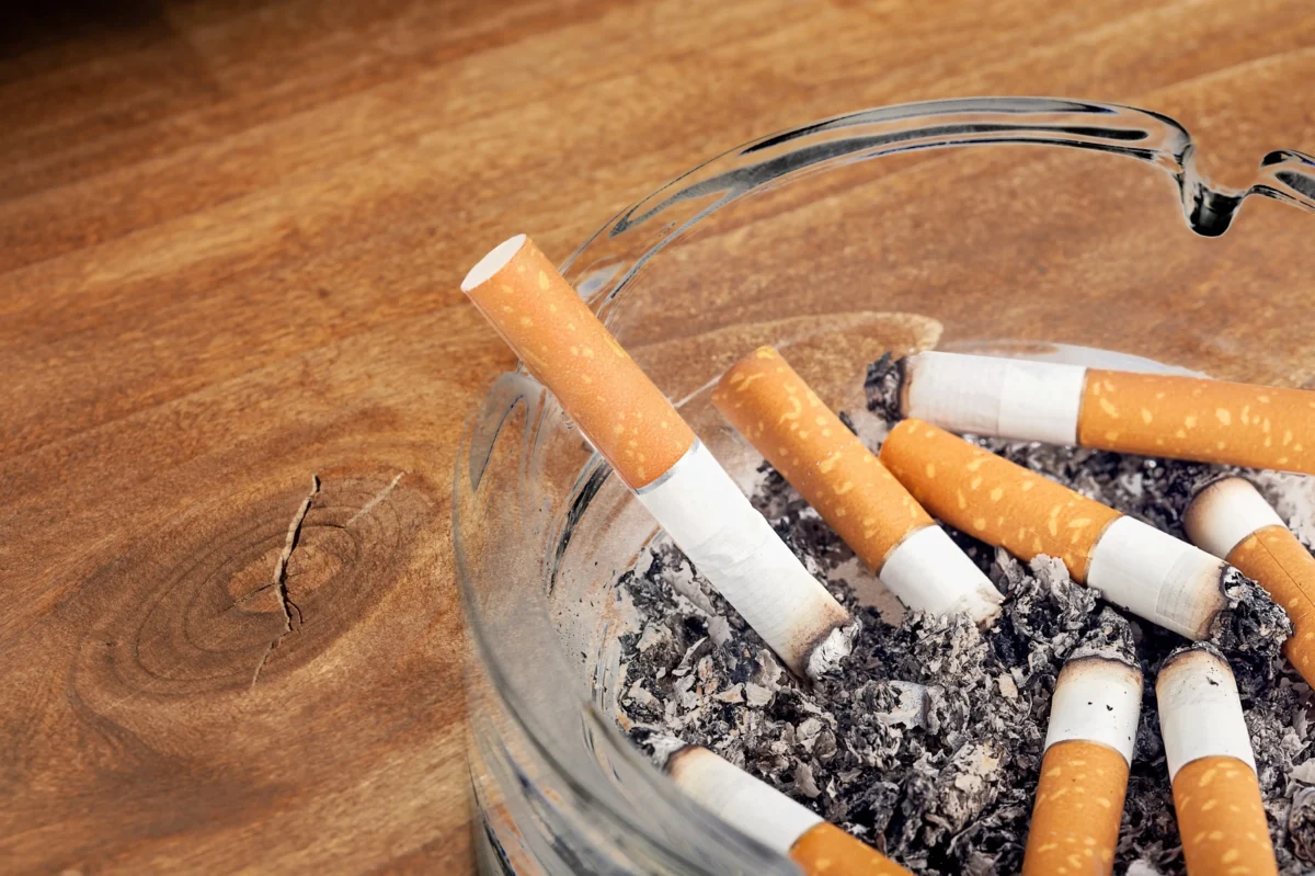 shutterstock_2673213777-2 | TVGURU.cz Popelník je plný cigaret.