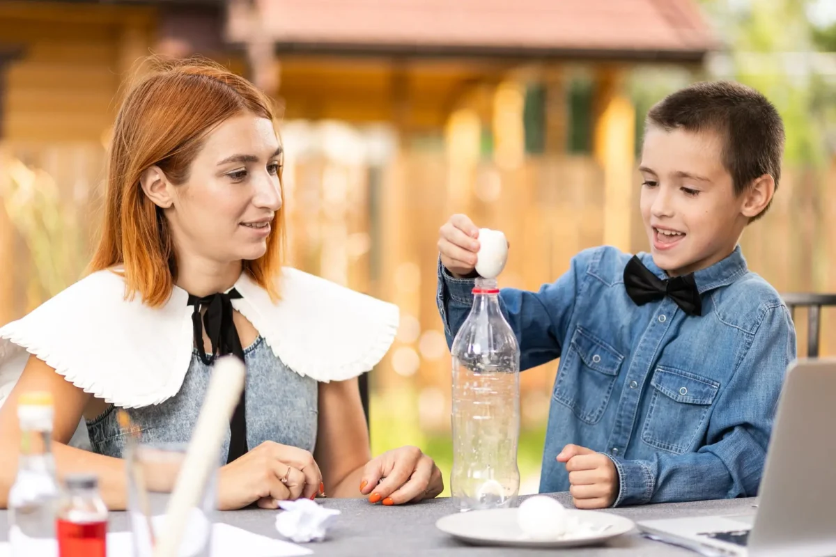 shutterstock_2028284483 1 | TVGURU.cz matka se synem dělají pokus doma