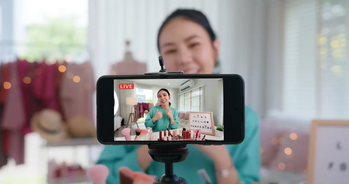Dříve lidé YouTube využívali jen pro nahrávání videí. Zdroj: Shutterstock | TVGURU.cz Žena natáčející video na telefon