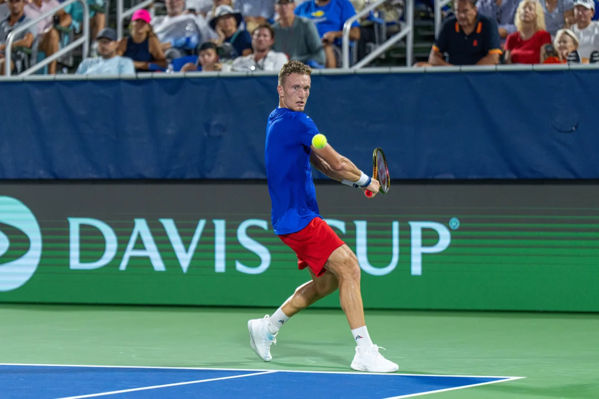 Na ČT sport Plus jsou vysílány různé sporty, které se nevejdou do běžného programu. Zdroj: Shutterstock | TVGURU.cz Český tenista na Davis Cupu