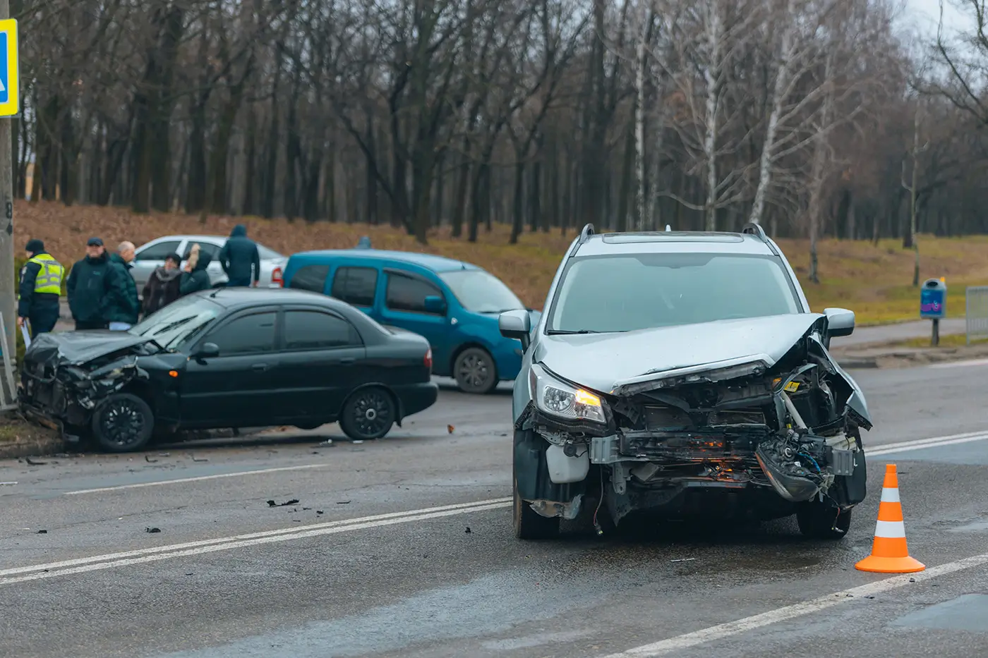 shutterstock_2565945125 | TVGURU.cz Na silnici stojí několik aut po dopravní nehodě a také výstražný kužel.