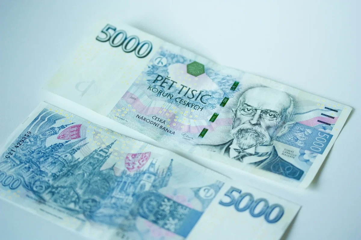 shutterstock_787357822-2 | TVGURU.cz Na stole leží 5 000 Kč.